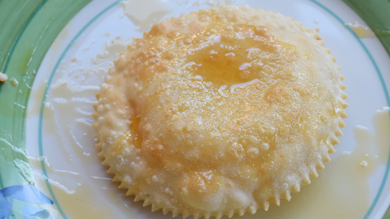 Seadas with honey on a plate