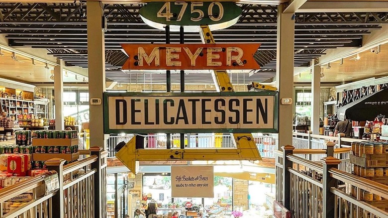 Sign pointing to a delicatessen