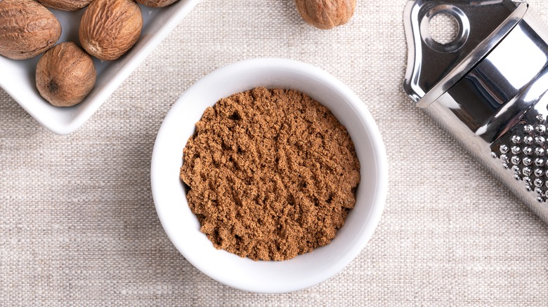 Ground nutmeg powder