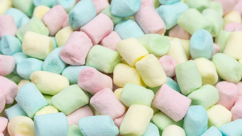 Heap of tiny marshmallows