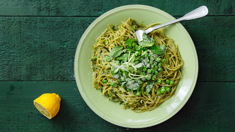 Pea pesto pasta dish