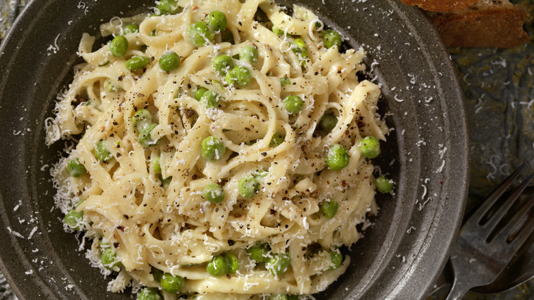 Pasta carbonara with peas 