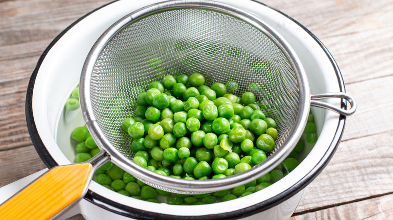 Blanching green peas in pot