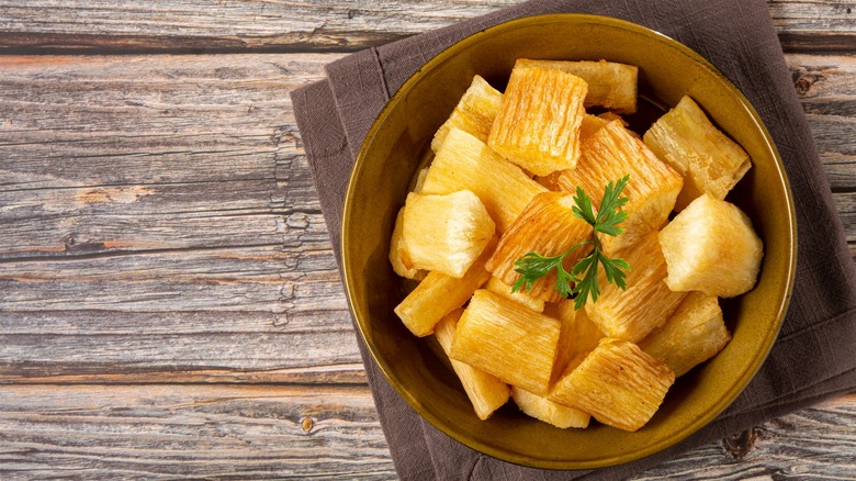 Bowl of fried manioc