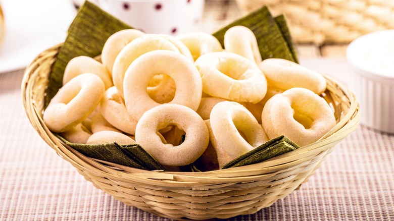 Basket of biscoitos de polvilho