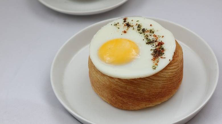 round fried egg on pastry