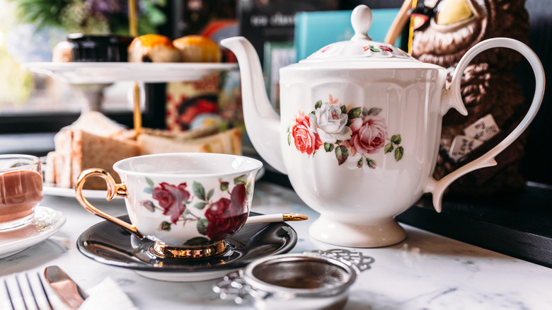Teapot and teacup