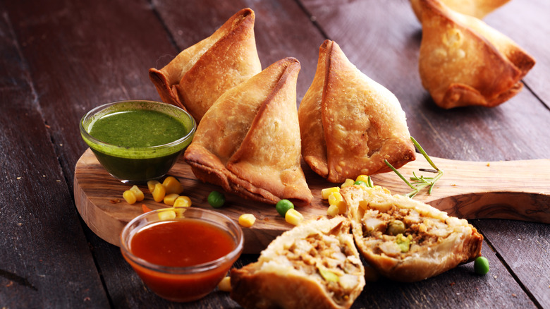 Aloo samosa and chutney board