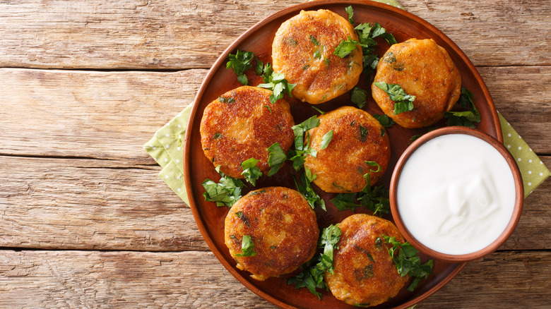 Aloo tikki plate with yogurt