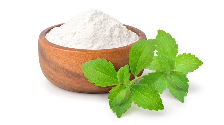 Bowl of stevia and leaf