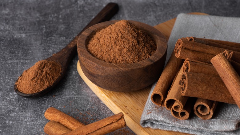 Cinnamon ingredients on table