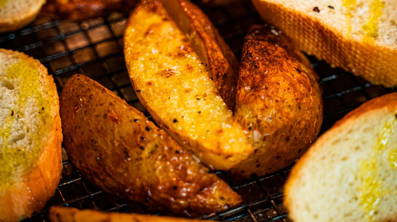 Potatoes wedges with seasoning