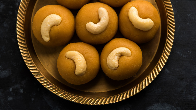 rava ladoo with cashews