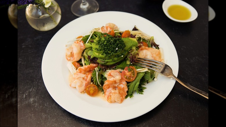 shrimp salad with avocado 