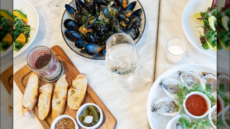 mussels and baguette slices