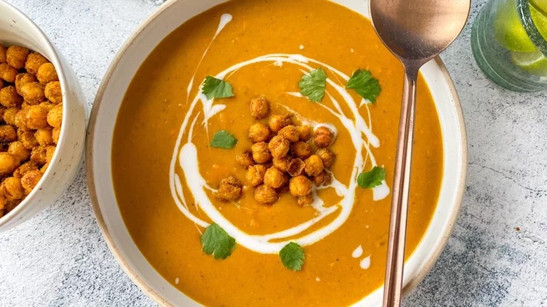 Curry soup with chickpeas