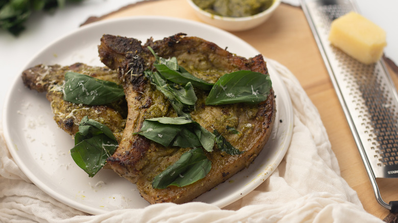 Pesto pork chops with basil