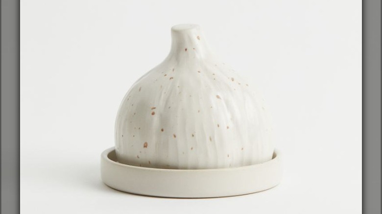 Ceramic dish for garlic