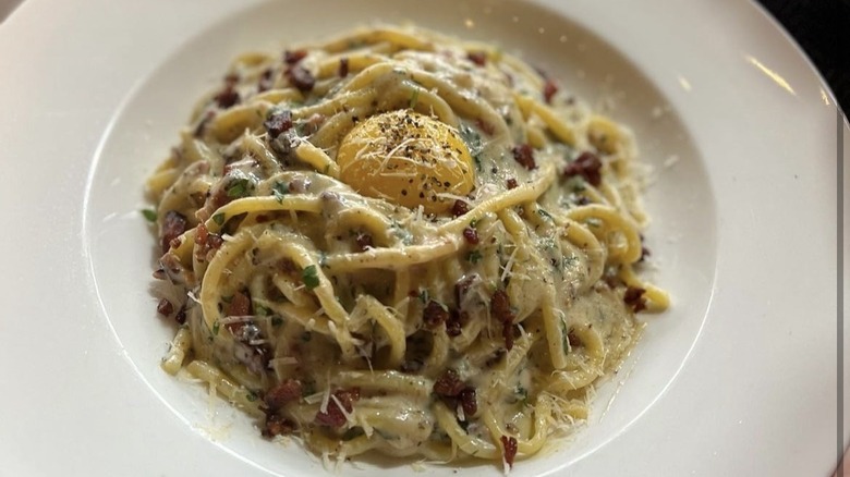 carbonara pasta dish