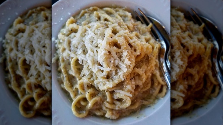 cacio e pepe in bowl