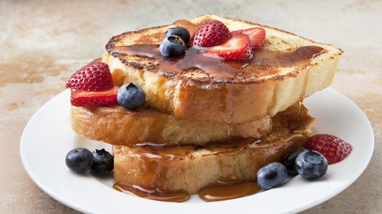 French toast with berries