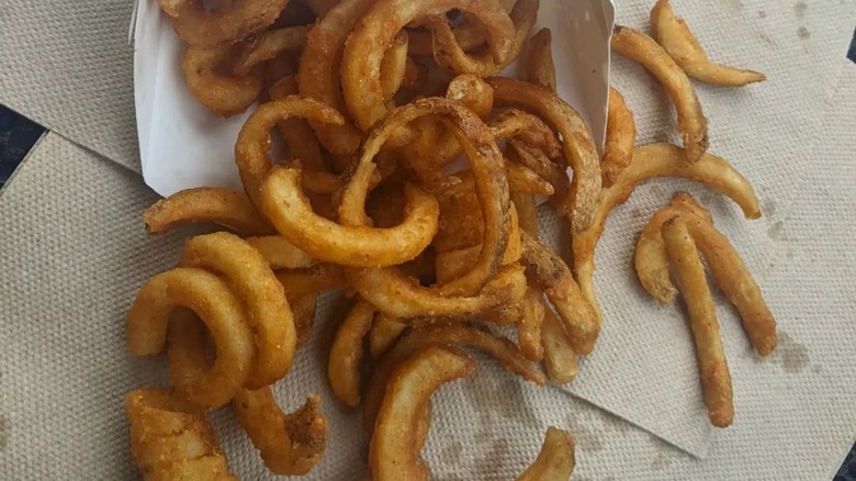 curly fries on napkins