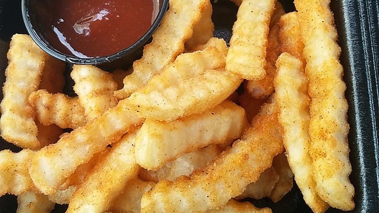 crinkle cut fries and sauce