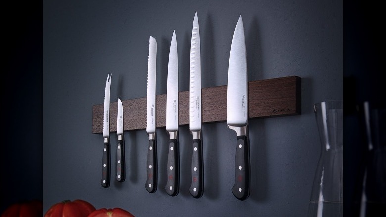 Magnetic Bar with knives