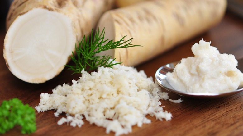 Grated horseradish with herbs