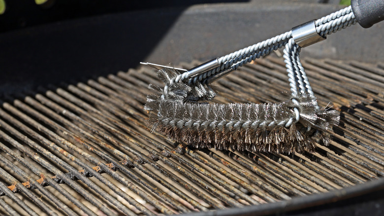 Brush cleaning dirty grill