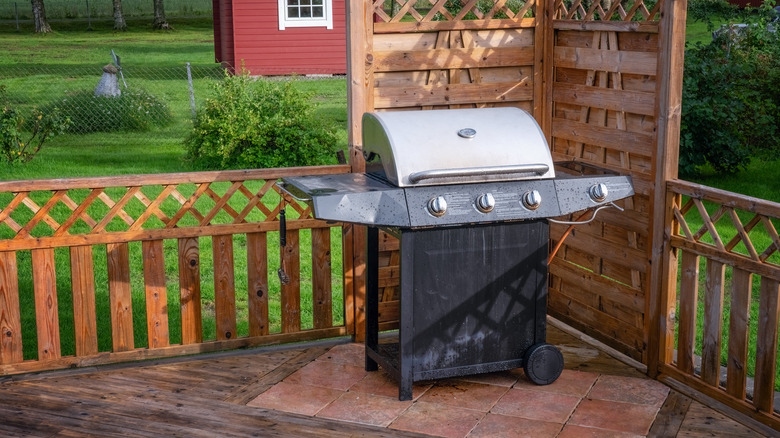 Grill with lid closed