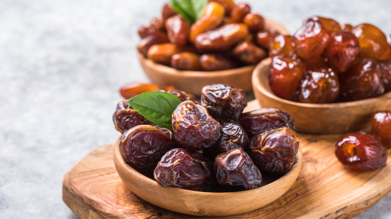 Dates in wooden bowls