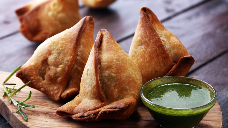 Samosa with green chutney