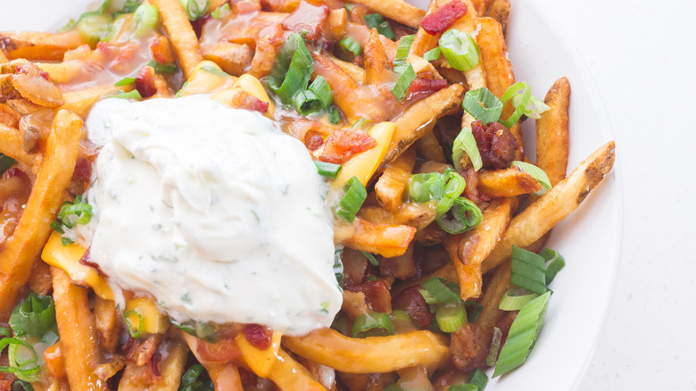Fries with chili and sour cream