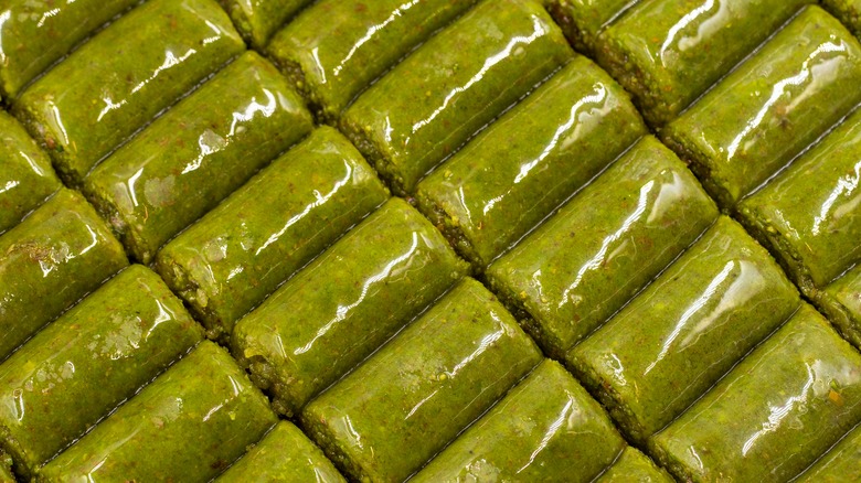 Pistachio roll baklava