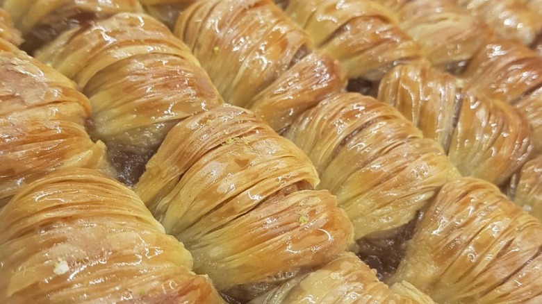 Kestaneli baklava on tray