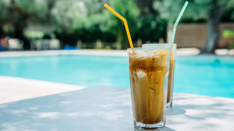 iced frappe coffee with straws