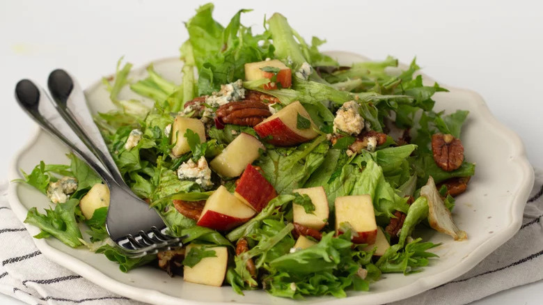 Salad with apples and blue cheese