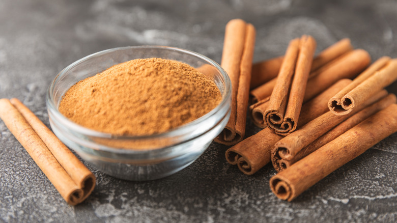 Ground cinnamon and cinnamon sticks