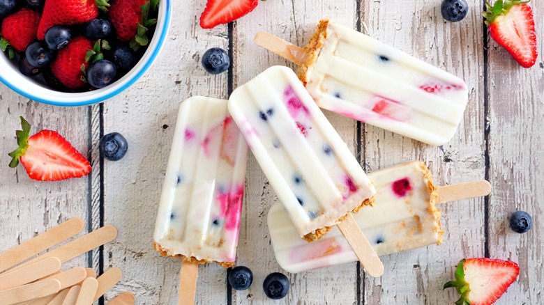 Yogurt popsicles with berries 