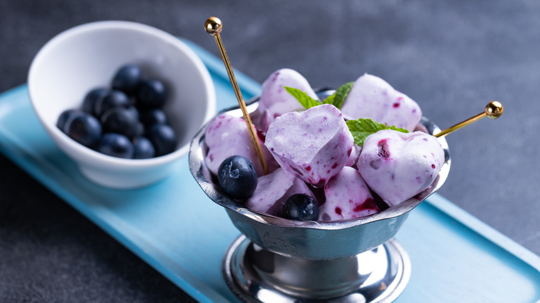 Frozen yogurt with blueberries