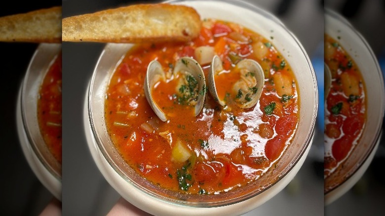 bowl of manhattan clam chowder