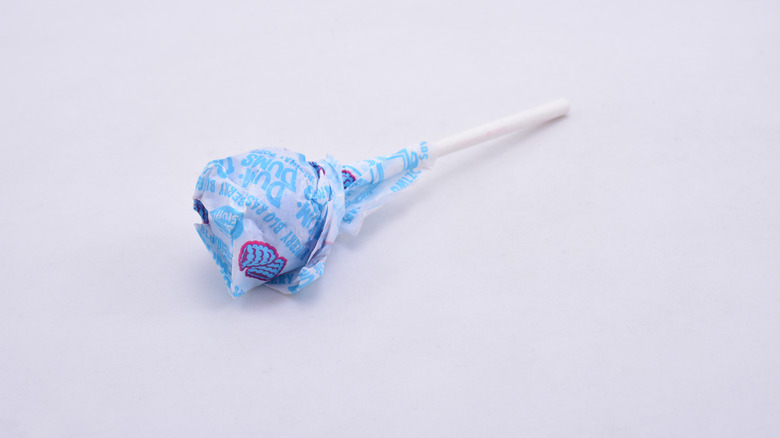 Raspberry dum dum lollipop