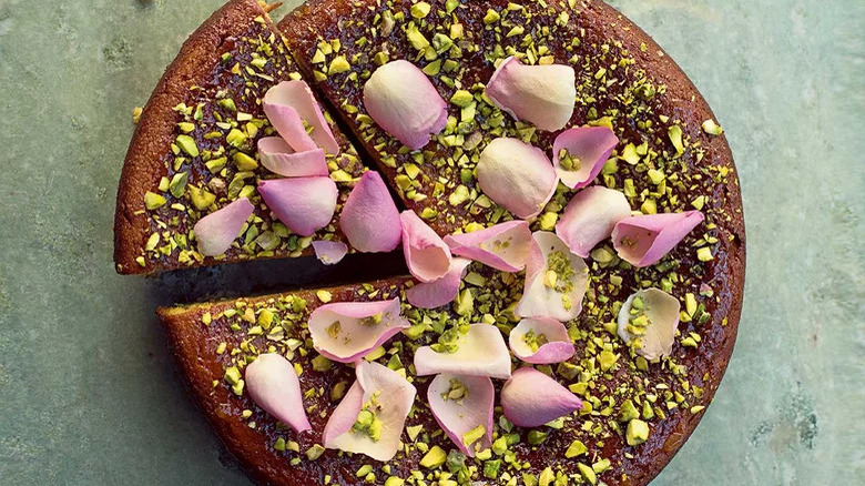 Pistachio cake with pear