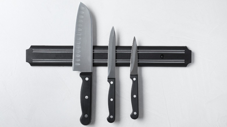 kitchen knives on magnetic strip