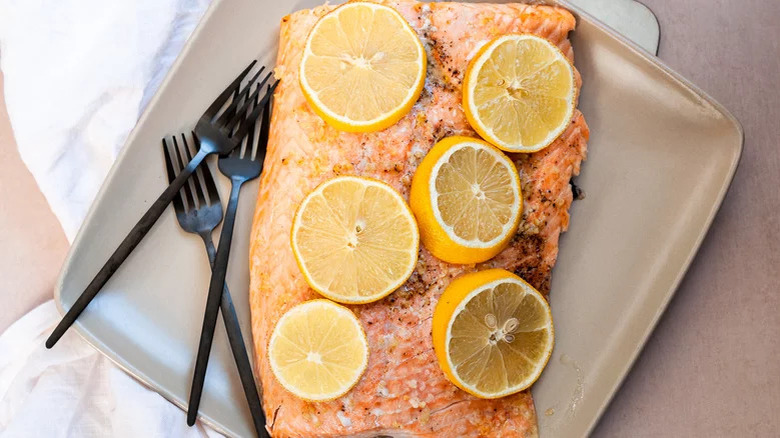 salmon with lemon slices