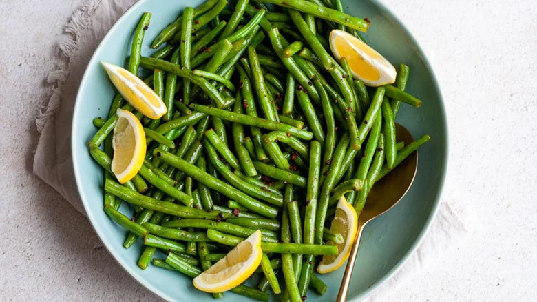 green beans and lemon slices