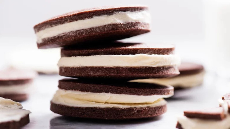 chocolate sandwich cookies with frosting 