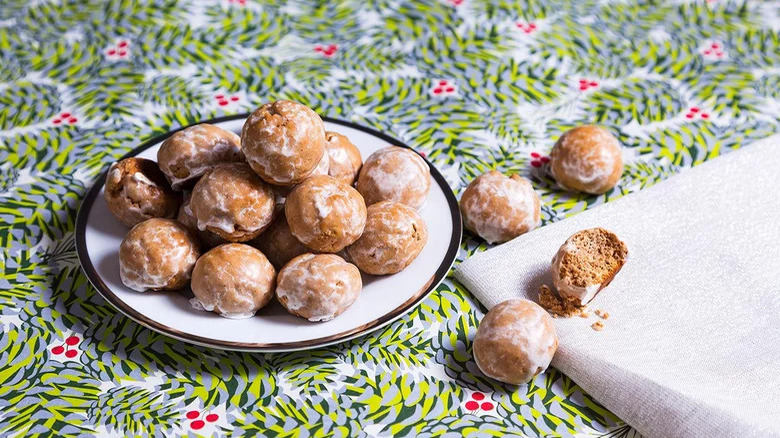 spice cookies in a pile