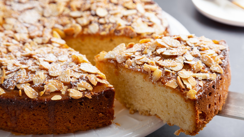 Sponge cake with almond topping